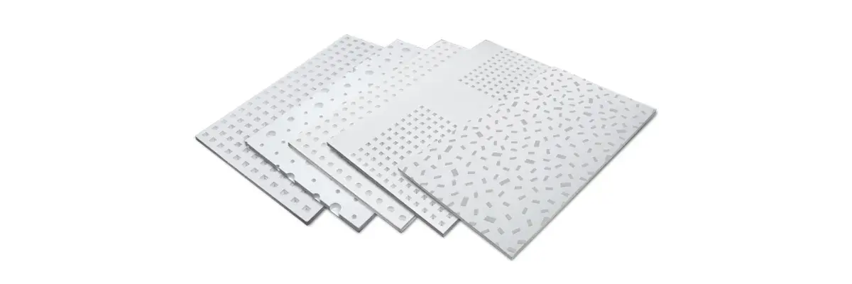 Forro de gesso acústico Cleaneo Rigitone com padrão perfurado
